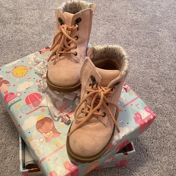 Pink Old Navy winter boots kids. Girls pink winter boots size 9. - Picture 2 of 3
